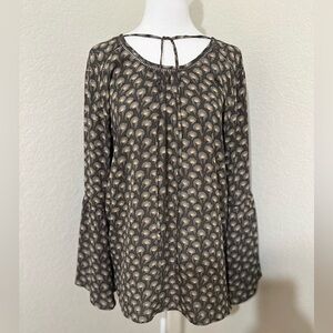 ❄️ ⛄️ Loft woman’s blouse olive green with bell sleeves. Size L